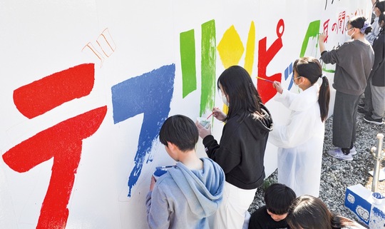 創作する児童たち