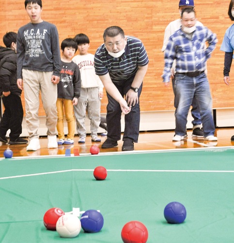 真剣な眼差しで競技する参加者たち