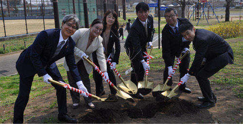 はるかを植樹する関係者ら