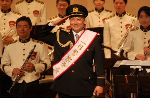 県警察音楽隊と共演