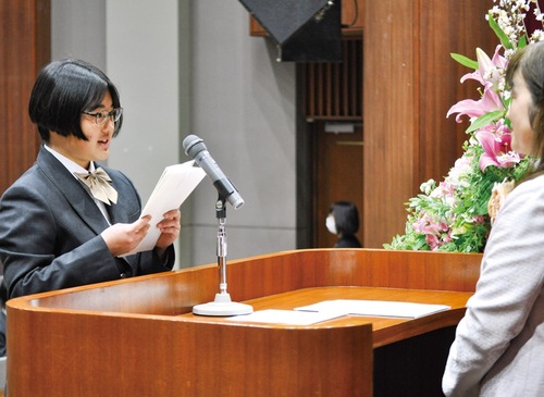 学校生活の目標を話した新入生の大川さん