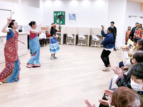 それぞれの衣装で踊りに挑戦※提供写真