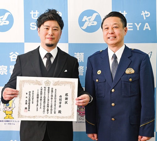 感謝状を受け取った丹羽さん（左）と木暮署長