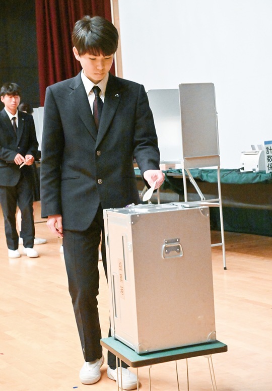 本物の投票箱へ投票した