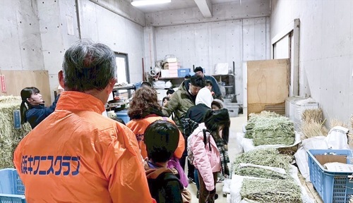 園内を見学する参加者たち＝同クラブ提供