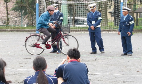 教員を見本に安全な運転を学ぶ時間も※提供写真