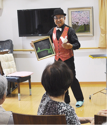 マジックを披露する二谷さん