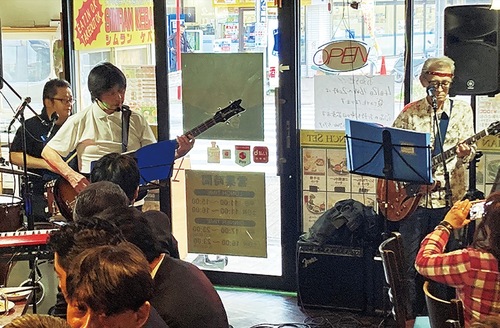 「サボテンの花」など往年の名曲を披露