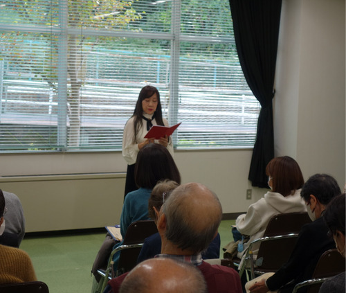 昨年11月に行われた休日朗読会の様子