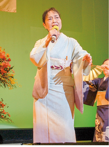 ステージに立つ悠木さん※写真は23年のうたまつりの様子
