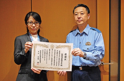 詐欺を防止した職員（左）と木暮署長