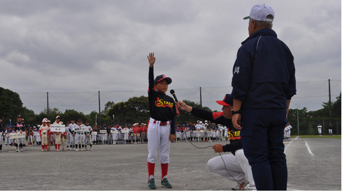 選手宣誓する村本選手