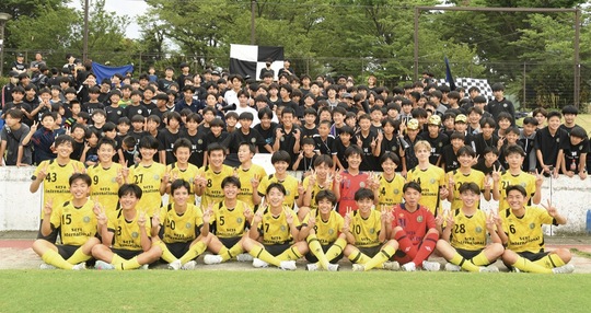 集まった大勢の観客とともに優勝を喜ぶ選手たち※ジュニアサッカーWeeklyより写真提供