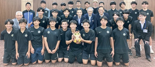 山岸区長（中列左から5番目）を表敬訪問した選手ら※提供写真