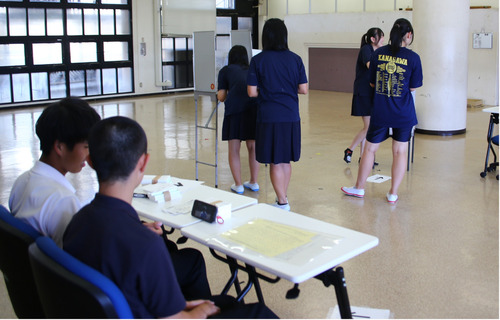 校舎内に設置された「投票所」で模擬投票を行う生徒