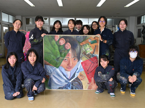 展示作品と並ぶ美術部の部員たち