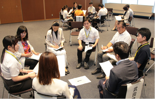 意見を交換する大学生と市議