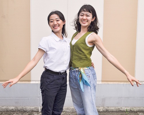 オフシーズンに合わせて帰国した柚香さん（左）と秋音さん