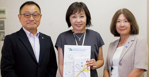 紙食器を持つ宮路校長と石川会長（左）と依田部会長