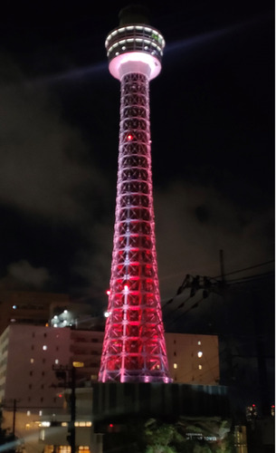 赤くライトアップされた横浜マリンタワー（9月5日撮影）