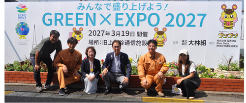 バスターミナルの花壇。関係者が完成を祝った