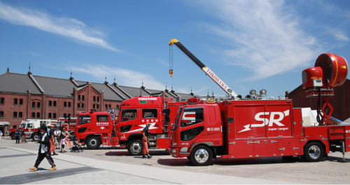 会場に並ぶ消防車など