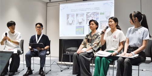 開発したプロダクトを発表する学生と関係者ら