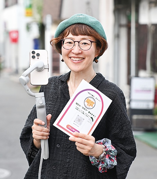 撮影機材を持つ河野さん