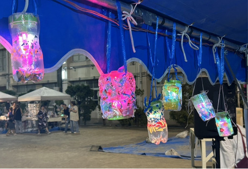 本部テントに飾られた手作りランタン