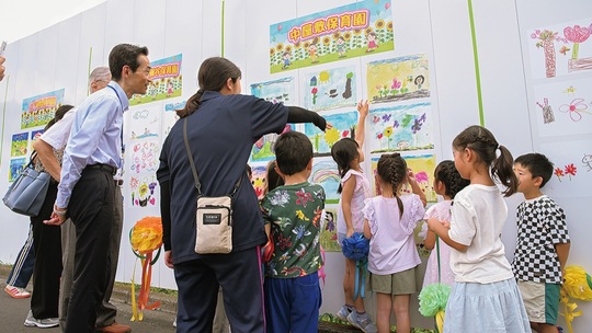 山岸区長らが、完成した絵を鑑賞した