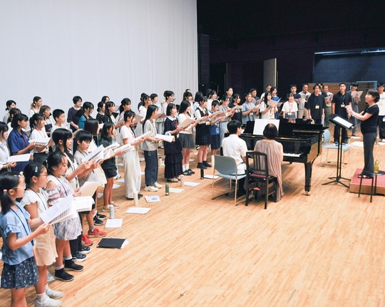 節目のステージに向けて練習に励むメンバーら