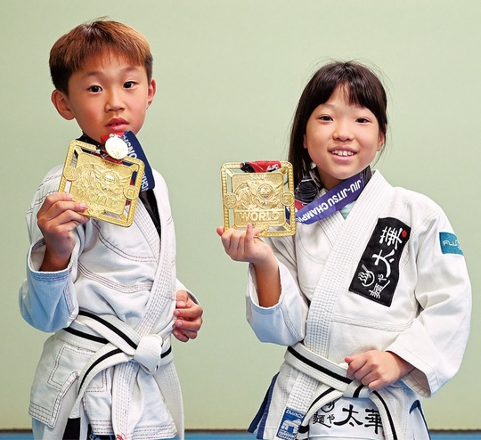 メダルを手にする櫻田さん（左）と響本さん