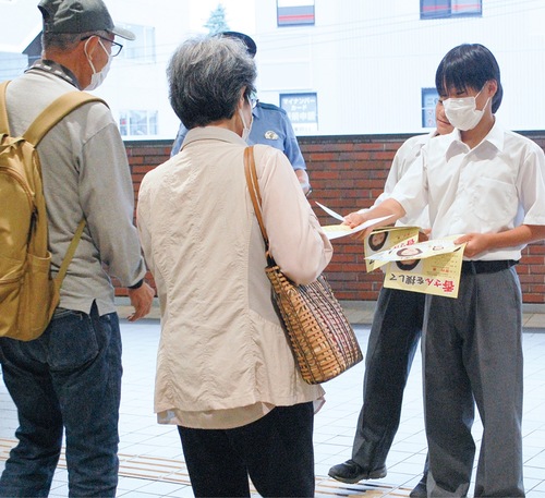 呼びかけを行う生徒ら