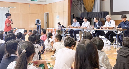 意見を伝える児童