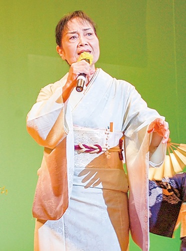 ステージに立つ悠木さん