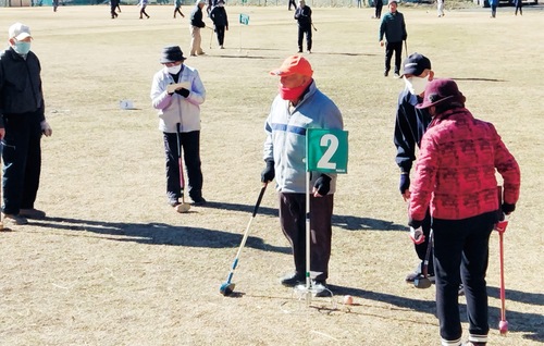 グラウンドゴルフを楽しむ老人会。週３日間、通常100人近くが参加する。中には90歳を過ぎた人も元気にプレイする