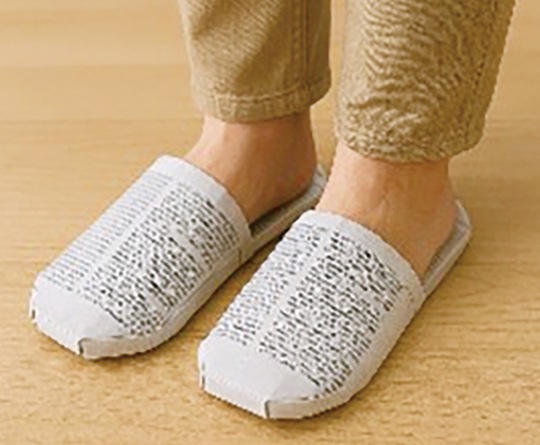 新聞紙で作る防災スリッパ
