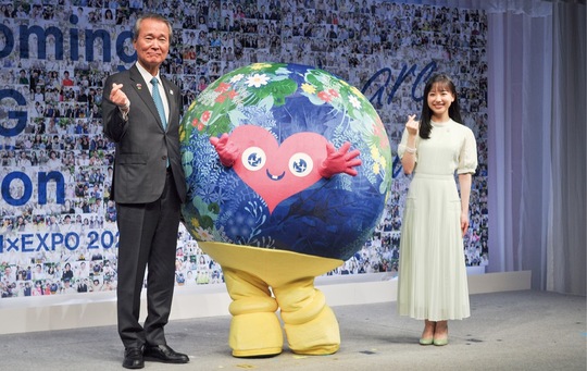 発表会のステージに登場した芦田さんと筒井会長、マスコットのトゥンクトゥンク