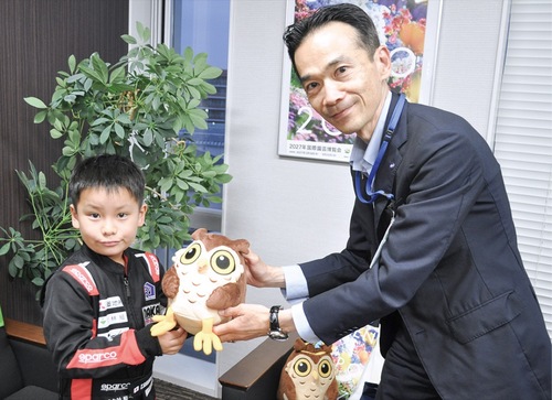 山岸区長から｢せやまる｣のぬいぐるみを贈られた信乃介さん