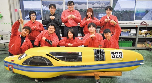 省エネ研究部の学生らと、工夫を重ねたチームベータのマシン