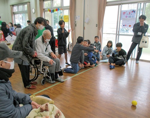 大勢で賑わったボッチャ大会＝提供