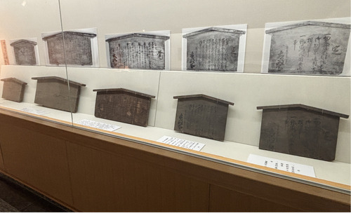 さまざまな大きさの高札