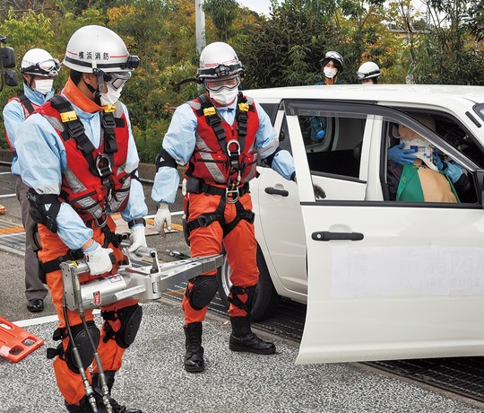 スプレッダーの操作を試みる特別救助隊員