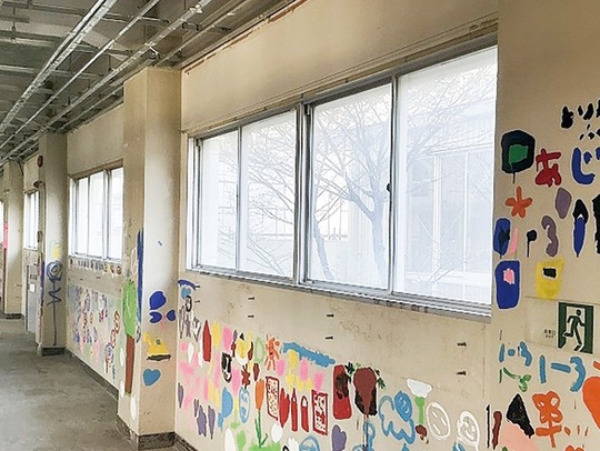 二俣川小旧校舎の窓ガラス（市提供）