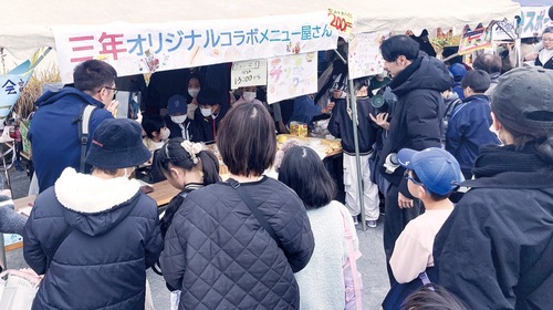 児童と店舗のコラボメニューは行列ができるほどの人気だった