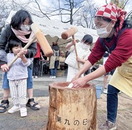 手作りの臼で餅つき