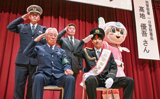 一日署長に就任した高地さん（前列右）