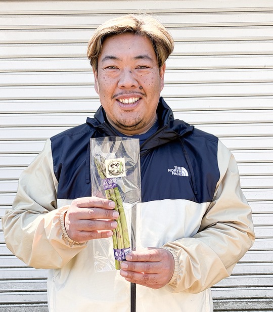 「せやアスパラ」を持つ岩崎組合長