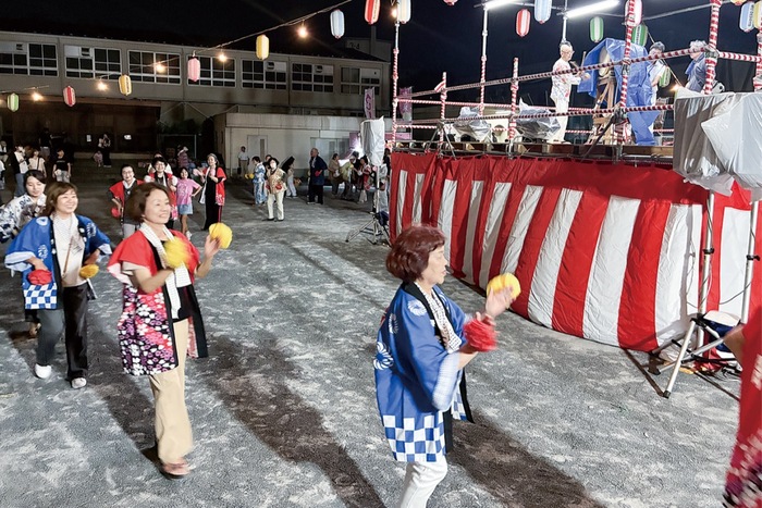 踊りの輪広がる夏の夜　左近山で団地祭