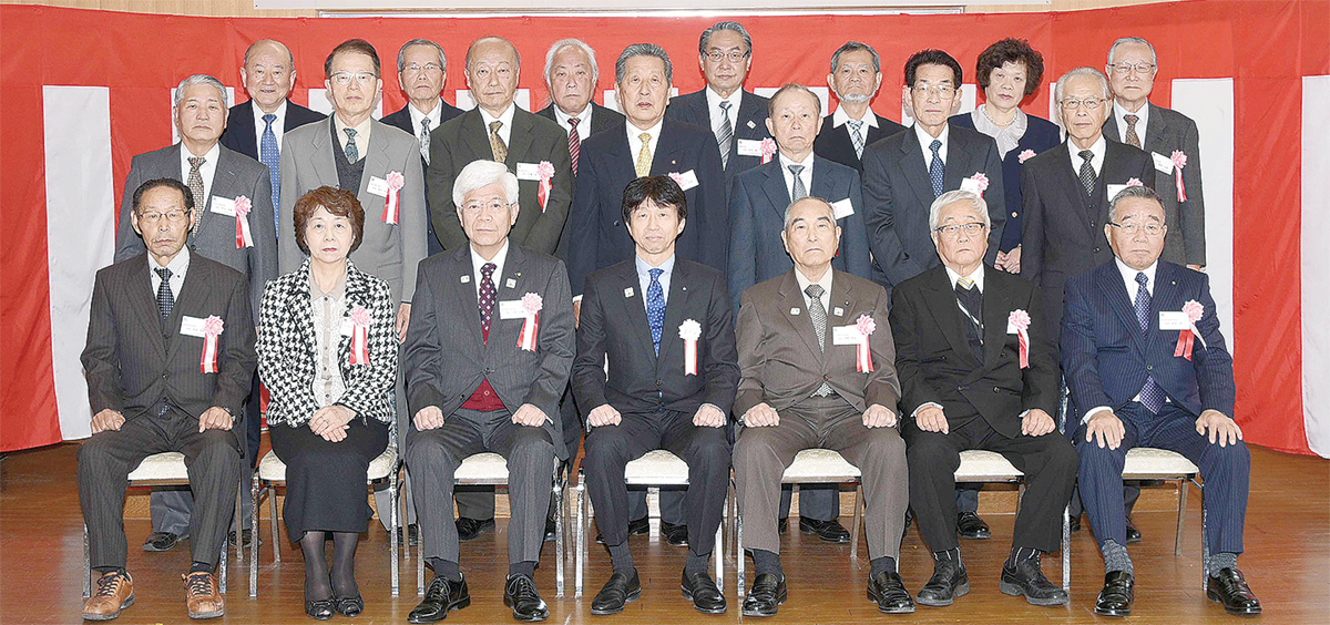 今年度の永年在職者表彰の受賞者ら
